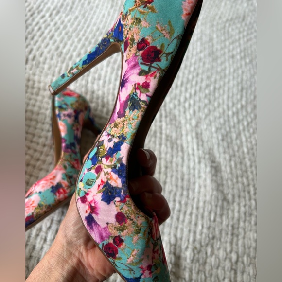 Vince Camuto size 8 floral fabric high heels. 4 inch/closed toe. Beautiful shoes - Picture 9 of 13